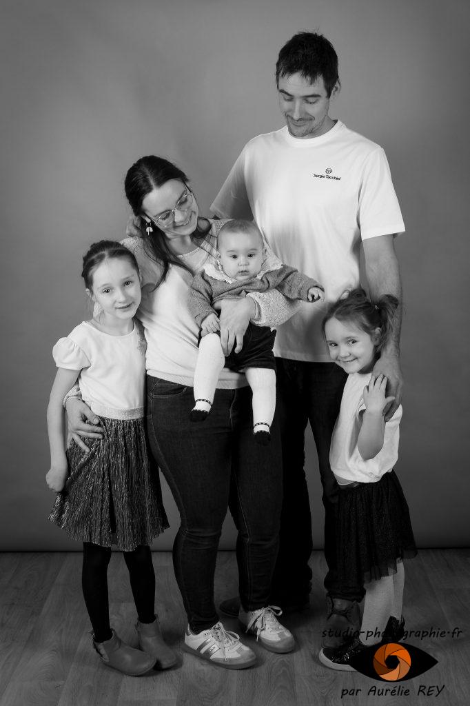 portrait-photo-famille-noir-et-blanc-saint-die-vosges-88