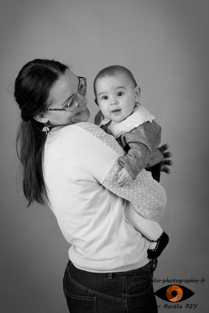 portrait-photo-parent-enfant-bebe-noir-et-blanc-saint-die-vosges-88